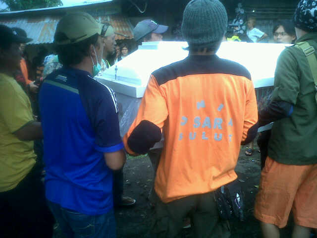 Isak Tangis Sambut Jenasah Maxi di Rumah Duka